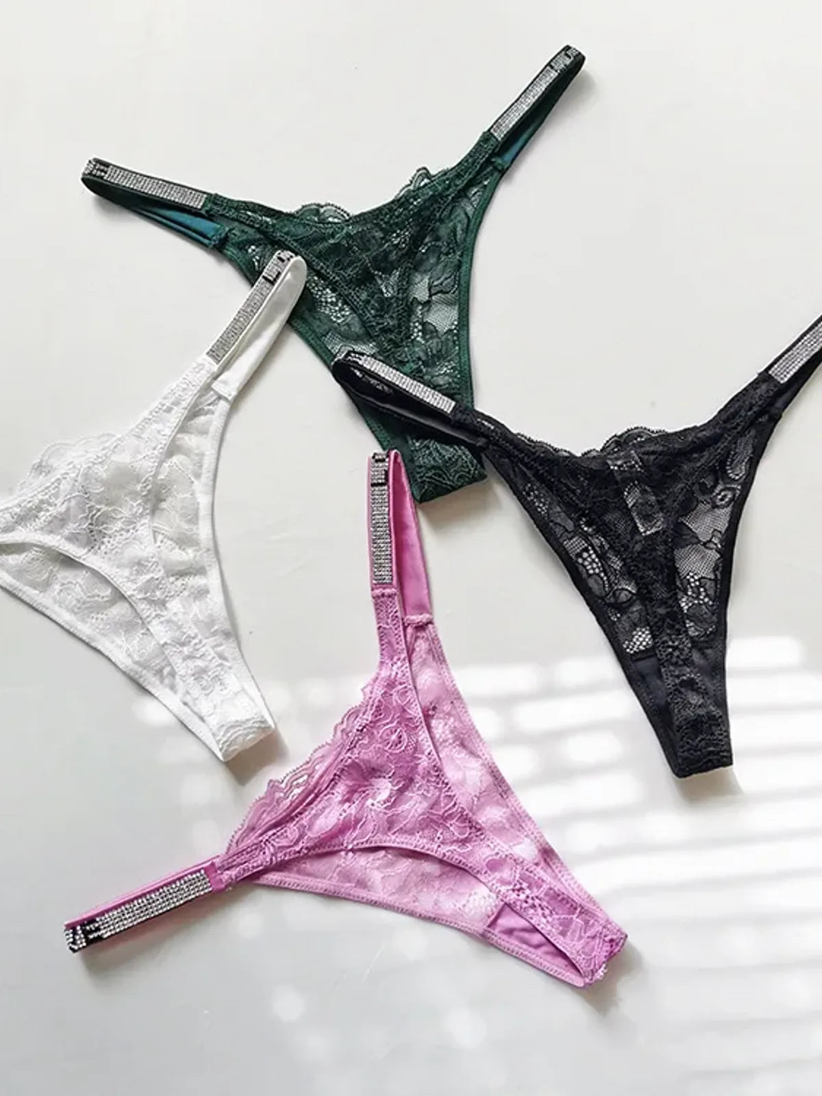 String Dentelle Éclat, détails brillants